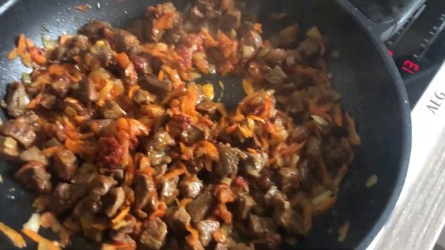 Готовим Гуляш из говядины с подливкой смотреть онлайн