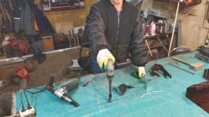 Чем резать металлочерепицу?  Или вибропросечные ножницы.