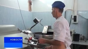 Мясо, специи и лед в сардельках колбасных дел мастера о своей работе