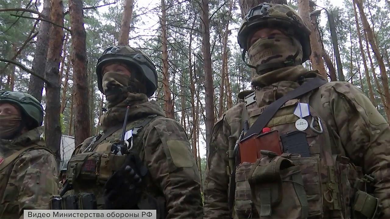 На передовой прошло награждение российских бойцов