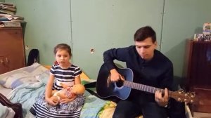 Девочка очень мило поет рождественскую песню