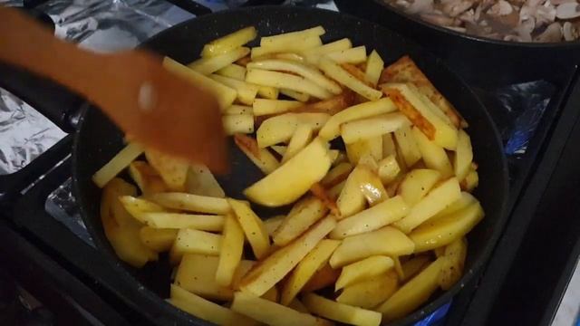 Картошка по деревенски. Рецепт жареной картошки с грибами на сковороде. Это неприлично ВКУСНО!!! смотреть онлайн
