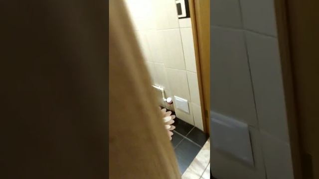 Девочка не умеет вытирать попу ?