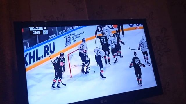 Акбарс- Металлург мг/шайба Акбарс после удара ногой!!! смотреть онлайн