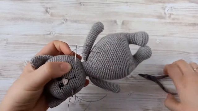 Лучший способ крепления усов вязаной игрушке. How to attach whiskers to a crochet toy смотреть онлайн