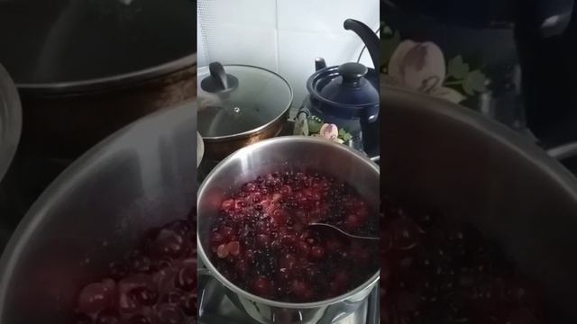 Варенье из вишни с иргой