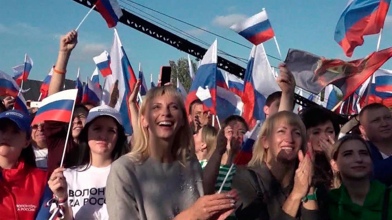 Вся Россия помогает налаживать мирную жизнь в новых регионах