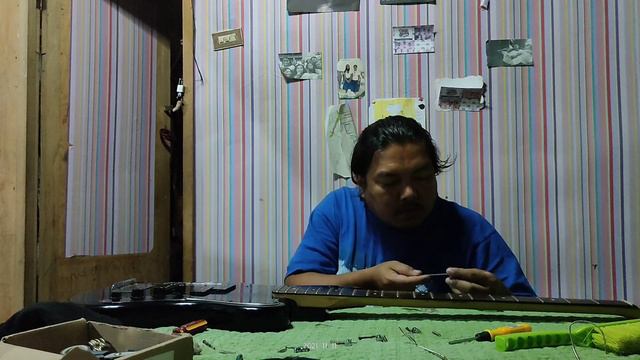 Cleaning up A Fender Squier Jaguar Bass|| Bass Not Mine 😁 смотреть онлайн