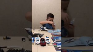Тимур собирает полицейский вертолёт. Конструктор LEGO CITY Police Стремительная погоня (60138)