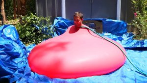 Awesome прикол   человек взорвался внутри шара с водой