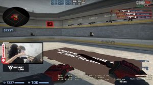 как монеси держит мышку?