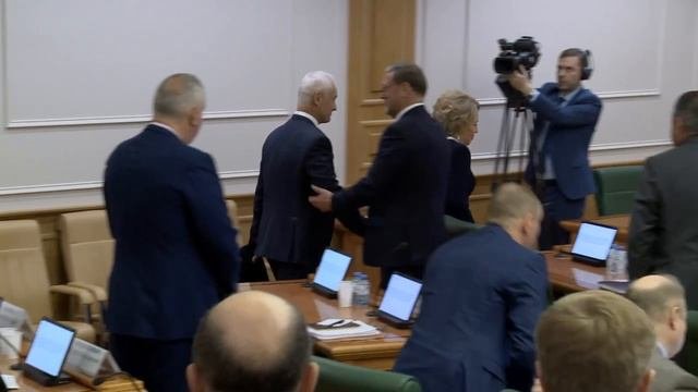 «Я, конечно, переживала, пока мы точно не знали»: Валентина Матвиенко встретила прибывшего в Совет