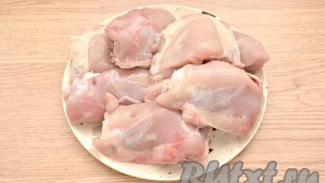 Куриные бёдра, тушёные с луком на сковороде