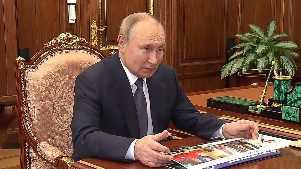 В. Путин обсудил с губернатором Ямало-Ненецкого АО социальные и экономические показатели региона.