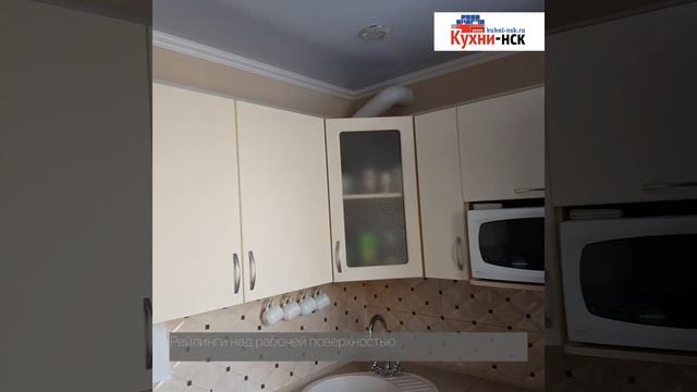 Кухня в хрущевку с отдельностоящей плитой и стиралкой под столешницей