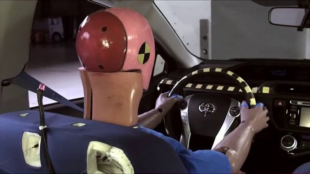 2015-2020 Toyota Prius c / Aqua (Hybrid) IIHS Small-Overlap Crash Test смотреть онлайн