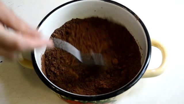 Шоколадный торт с черникой