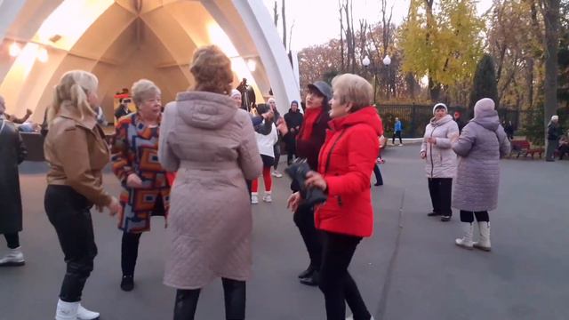 ГОРИ КАЛИНЫ ЦВЕТ! ТАНЦЫ В ПАРКЕ ГОРЬКОГО ХАРЬКОВ СЧАСТЛИВЫЕ ДНИ смотреть онлайн