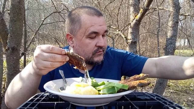 Обжор - жареная салака с пюрешкой на природе