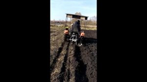 Пашем однокорпусным плугом на мини тракторе.