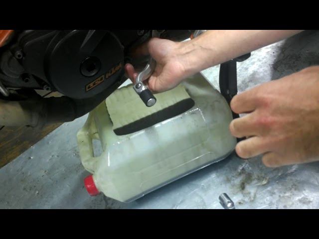 Промывка двигателя и запуск KTM690 после замены подшипника распредвала. смотреть онлайн