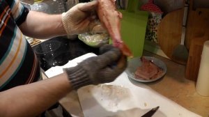 Лучшая закуска в мире из окуня. Разделка рыбы. Снимаем шкуру для филе.