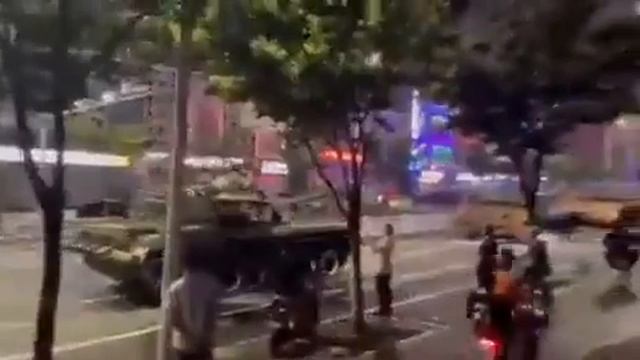 В китайской провинции Шаньдун на улицах города появились танки