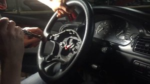 Снятие руля Peugeot 406)