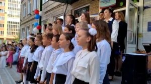 Гимн России исполнили 1 сентября в школе № 160 Новосибирска