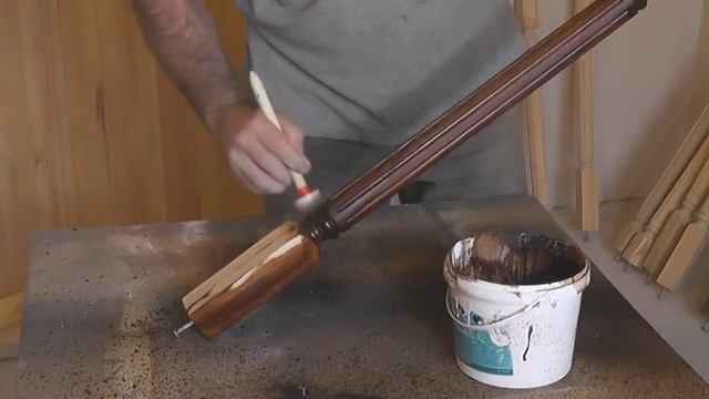 Покрытие лаком . Покрываем лаком балясины. Покрываем лаком в домашних условиях. смотреть онлайн