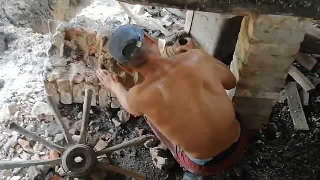 Демонтаж старого фундамента и сокровища в подвале смотреть онлайн