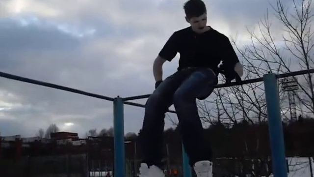 Турник - прокрутка на подколеньяхЯ.AVI