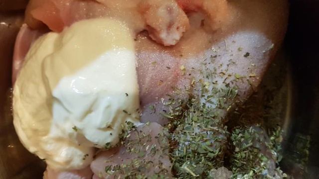 Курица запеченная в духовке со сметаной