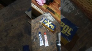 Приклеиваем крепление зеркала заднего вида в салоне автомобиля.