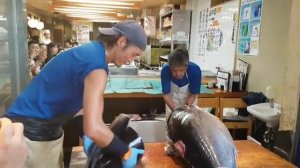 Как японцы разделывают голубого тунца. Токио. Рынок Цукидзи