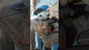 как открутить гайку на болгарке если сильно зажало диск