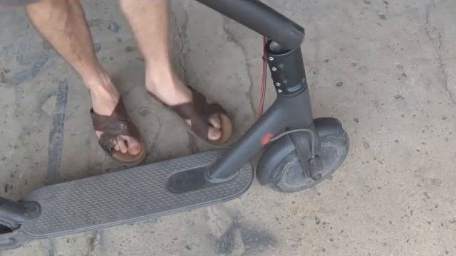 Установка стакана (фиксирующего хомута) для электросамоката Xiaomi Mijia смотреть онлайн