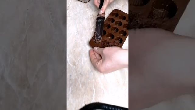 Как приготовить живой шоколад из трех ингридиентов: Какао-тертое, Какао-масло и кокосовая пудра. смотреть онлайн