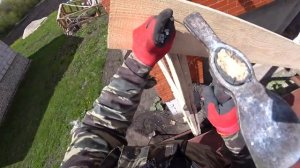 Строим фронтон из кирпича. Постройка деревянных лесов для кирпичной кладки.