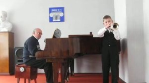 Игра на трубе. Начинающий трубач Владимир Великий 9 лет