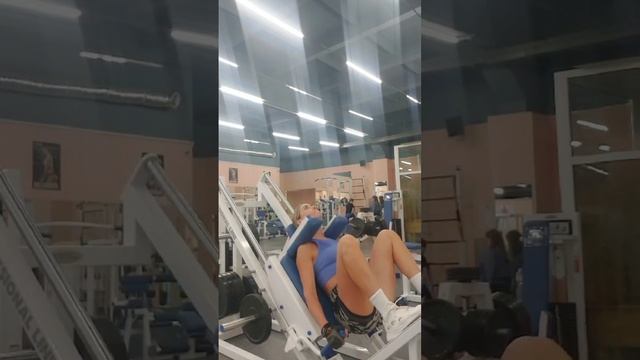 Что дает глубокое приседание? Глубокие приседания в блоке с акцентом на квадрицепс и ягодичные смотреть онлайн