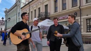 ГИТАРИСТ поёт ЛЮБУЮ ПЕСНЮ для ПРОХОЖИХ ft.Хижина Музыканта (720p).mp4