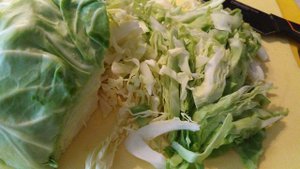 Салат из молодой капусты с помидорами и сметаной