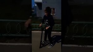 Как научиться делать трюки на трюковом самокате