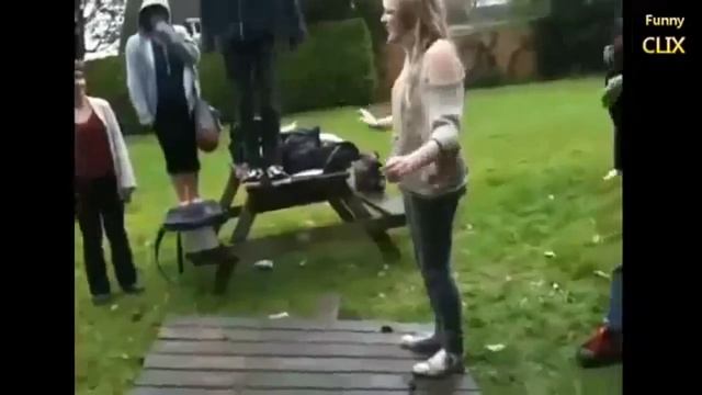 Смешные падения с качелей. Приколы над людьми!