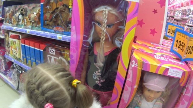 Поход в магазин игрушек! Shopping in the toy store.
