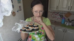 Домашнее видео. Готовлю роллы с яичной колбаской, морковью и салатом. Рассуждаю с благодарностью...