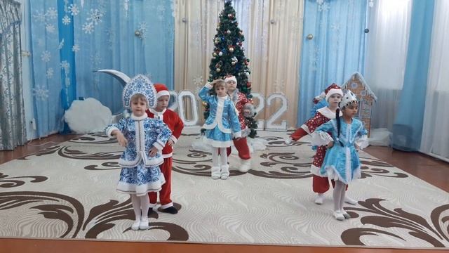 Танец дедушек Морозов и Снегурочек. Новогодний утренник.