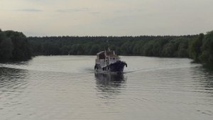 Катер Михалыч  Тип: Ярославец  Проект: РН-376У идет вниз по Москва-реке