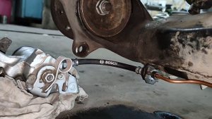 VW Transporter 4 замена задних тормозных трубок.